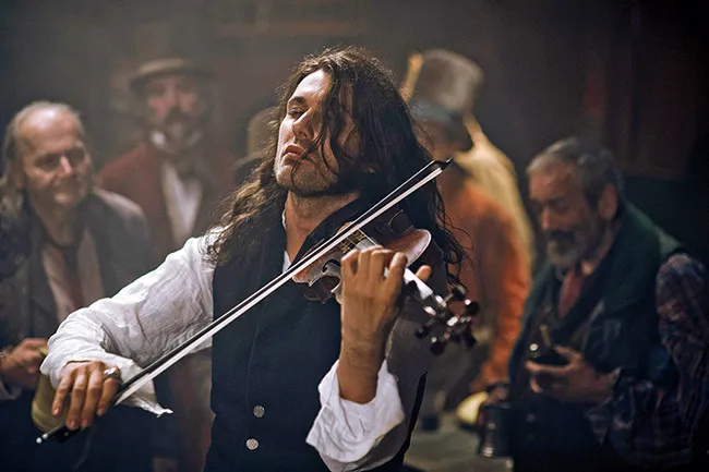 “El violinista del diablo” es una película de 2013 basada en la historia de vida del violinista y compositor italiano del siglo XIX Niccolò Paganini.