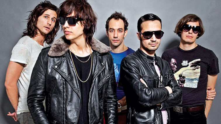 ¿Por qué apodaron a The Strokes como los "Salvadores del Rock"? Porque su primer disco fue lanzado en la época en que el genero pop le habia quitado bastante mercado al rock (2001), trayendo un sonido innovador y dando paso al indie rock moderno, de hecho ellos son considerados por muchos los padres del indie rock.